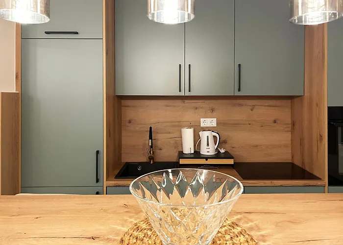 Nora Lights - Modern In Center *