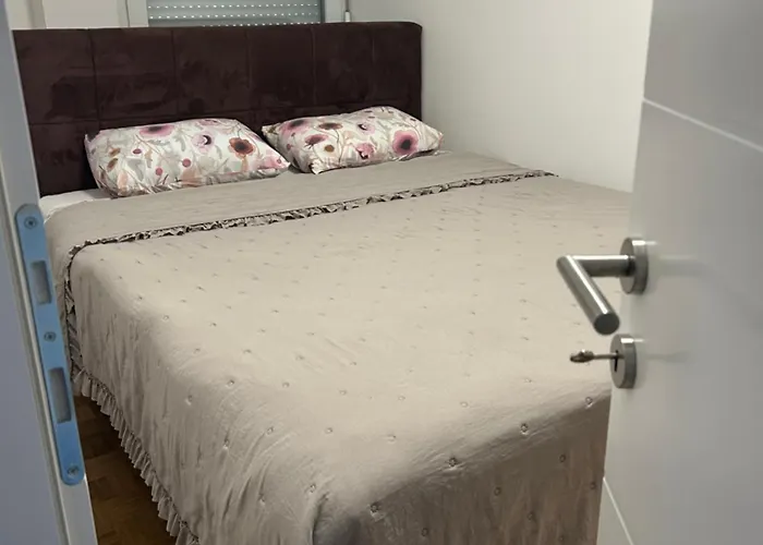 Nora Lights - Modern In Center